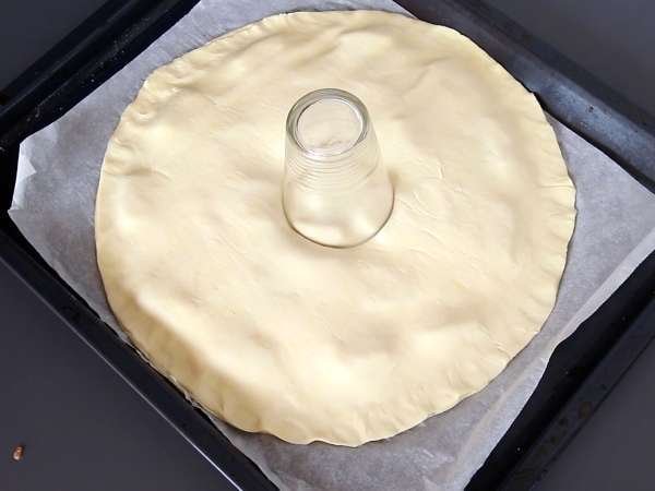 Pastri bersisik dengan salmon dan fromage frais, cocok untuk camilan sebagai minuman beralkohol - Persiapan langkah 4