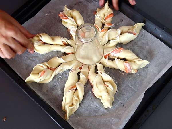 Pastri bersisik dengan salmon dan fromage frais, cocok untuk camilan sebagai minuman beralkohol - Persiapan langkah 5