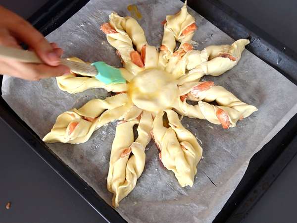 Pastri bersisik dengan salmon dan fromage frais, cocok untuk camilan sebagai minuman beralkohol - Persiapan langkah 6