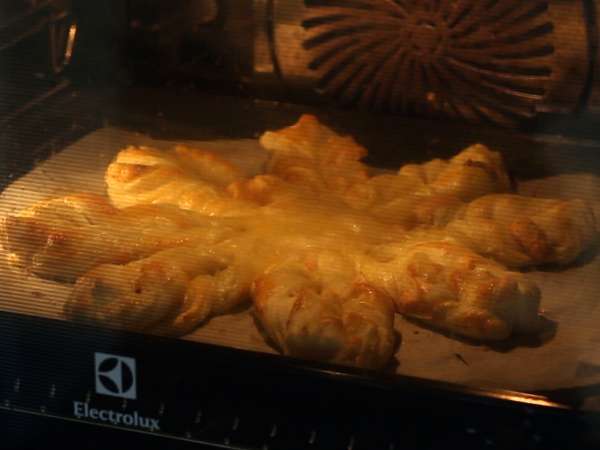 Pastri bersisik dengan salmon dan fromage frais, cocok untuk camilan sebagai minuman beralkohol - Persiapan langkah 7