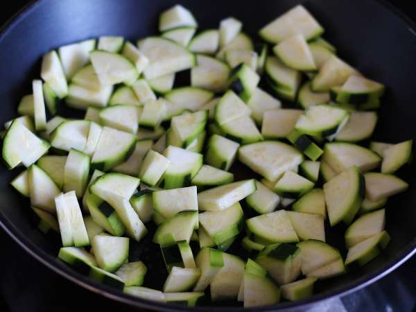 Bagaimana cara menggoreng cukini? - Persiapan langkah 2