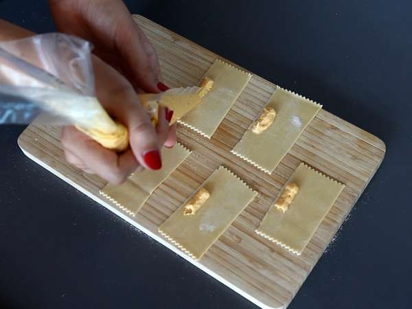Caramelle, ravioli berbentuk permen dengan isian labu dan ricotta - Persiapan langkah 10