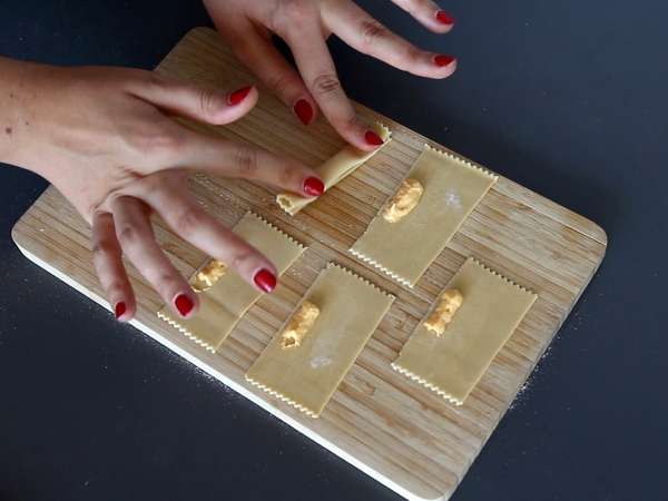 Caramelle, ravioli berbentuk permen dengan isian labu dan ricotta - Persiapan langkah 11