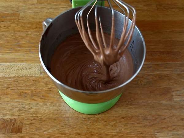 Kue Bundt Halloween, kue bundt cokelat yang menggiurkan - Persiapan langkah 3