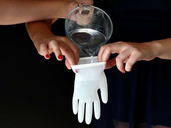 Koktail Halloween dengan es batu berbentuk tangan - tutorial mudah! - Persiapan langkah 1