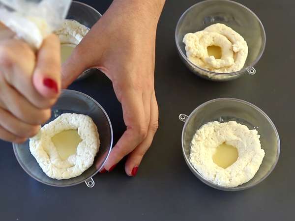 Verrines kelapa tanpa panggang ala Raffaello - hidangan penutup ala negeri dongeng dalam bola salju - Persiapan langkah 5