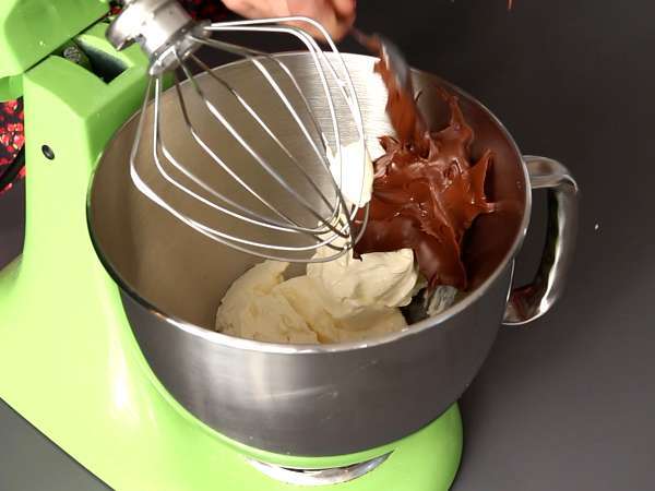 Pandoro brioche yang diisi dengan krim Nutella dan krim vanila dalam bentuk pohon Natal - Persiapan langkah 1