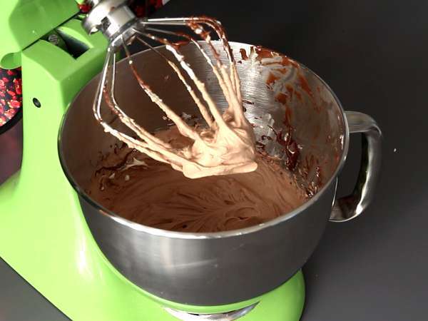 Pandoro brioche yang diisi dengan krim Nutella dan krim vanila dalam bentuk pohon Natal - Persiapan langkah 2