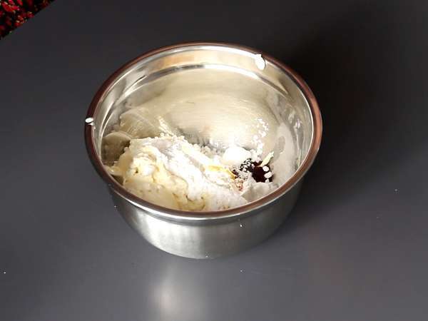 Pandoro brioche yang diisi dengan krim Nutella dan krim vanila dalam bentuk pohon Natal - Persiapan langkah 3