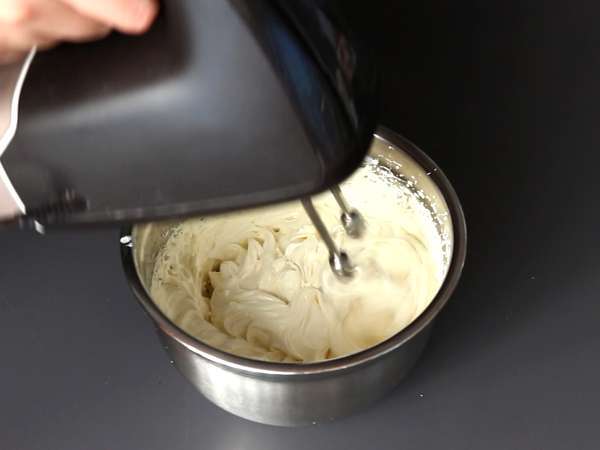 Pandoro brioche yang diisi dengan krim Nutella dan krim vanila dalam bentuk pohon Natal - Persiapan langkah 4