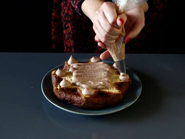 Pandoro brioche yang diisi dengan krim Nutella dan krim vanila dalam bentuk pohon Natal - Persiapan langkah 6