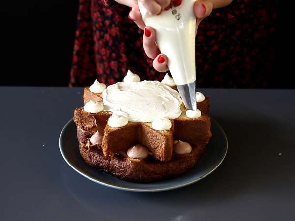 Pandoro brioche yang diisi dengan krim Nutella dan krim vanila dalam bentuk pohon Natal - Persiapan langkah 7