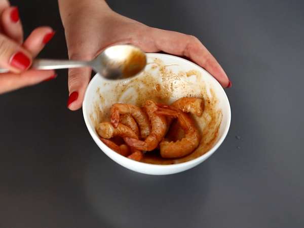 Udang dan mangga verrines untuk minuman beralkohol yang manis dan gurih - Persiapan langkah 2