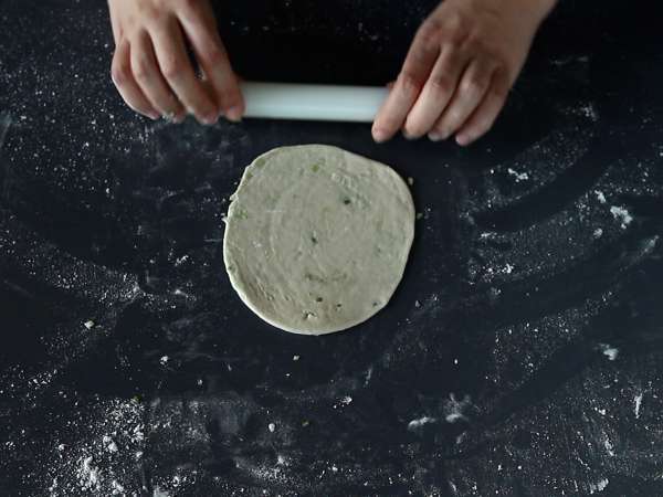 Pancake Cina dengan daun bawang - Pancake daun bawang - Persiapan langkah 4