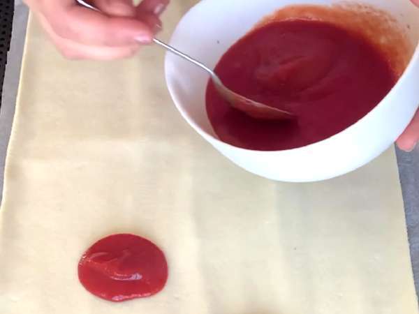 Kue puff pastry dengan lilitan maksimal (tomat, ham, mozzarella, peterseli) - Persiapan langkah 1