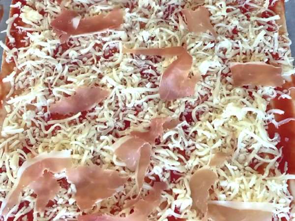 Kue puff pastry dengan lilitan maksimal (tomat, ham, mozzarella, peterseli) - Persiapan langkah 2