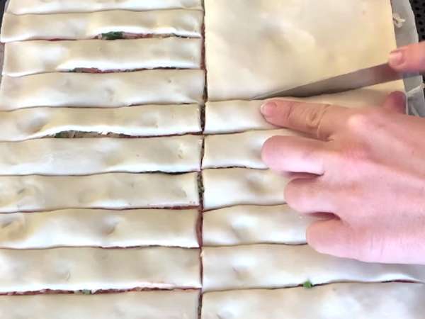 Kue puff pastry dengan lilitan maksimal (tomat, ham, mozzarella, peterseli) - Persiapan langkah 4