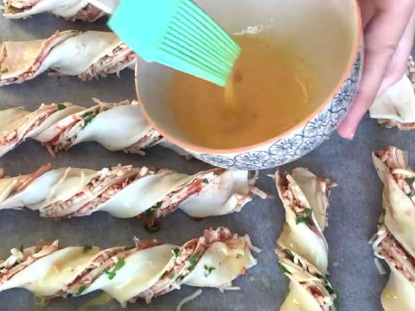 Kue puff pastry dengan lilitan maksimal (tomat, ham, mozzarella, peterseli) - Persiapan langkah 6