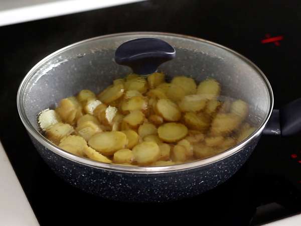 Huevos rotos, resep Spanyol yang super mudah berbahan dasar kentang dan telur - Persiapan langkah 2