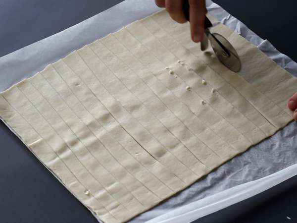 Wortel puff pastry yang lucu untuk minuman beralkohol Paskah: keju kambing dan tomat yang dijemur - Persiapan langkah 1