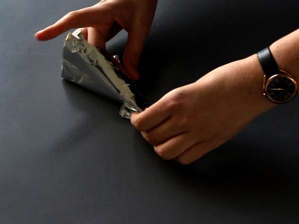 Wortel puff pastry yang lucu untuk minuman beralkohol Paskah: keju kambing dan tomat yang dijemur - Persiapan langkah 2