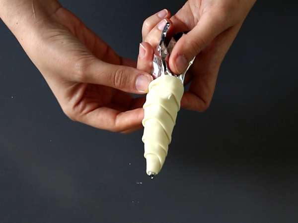 Wortel puff pastry yang lucu untuk minuman beralkohol Paskah: keju kambing dan tomat yang dijemur - Persiapan langkah 3