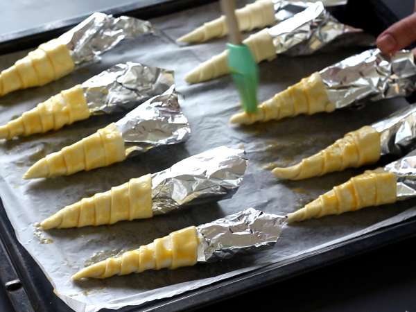 Wortel puff pastry yang lucu untuk minuman beralkohol Paskah: keju kambing dan tomat yang dijemur - Persiapan langkah 4