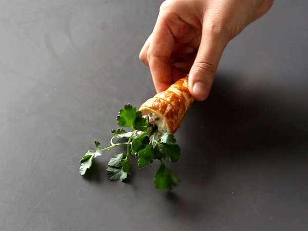 Wortel puff pastry yang lucu untuk minuman beralkohol Paskah: keju kambing dan tomat yang dijemur - Persiapan langkah 7