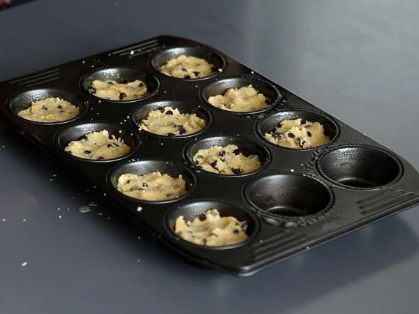 Cangkir kue dengan topping cokelat ganache, gaya pot wortel - Persiapan langkah 3