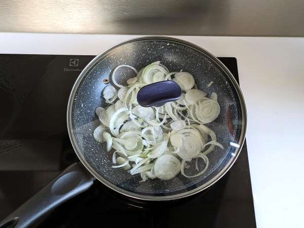 Omelet bawang bombay, resep yang lezat dan mudah disiapkan - Persiapan langkah 2