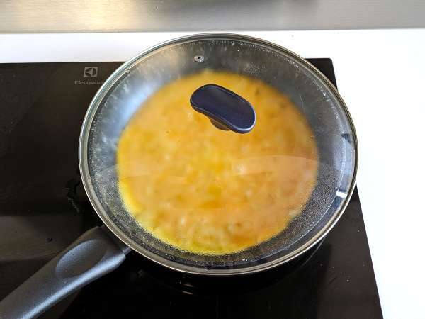 Omelet bawang bombay, resep yang lezat dan mudah disiapkan - Persiapan langkah 4