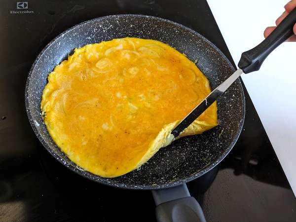 Omelet bawang bombay, resep yang lezat dan mudah disiapkan - Persiapan langkah 5