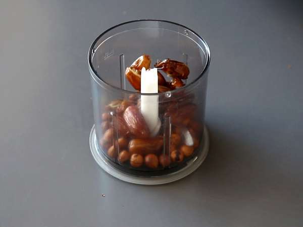 Bola energi kurma dengan bagian tengah selai kacang - Persiapan langkah 2