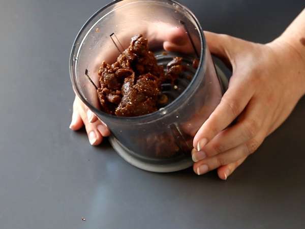 Bola energi kurma dengan bagian tengah selai kacang - Persiapan langkah 3