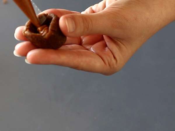 Bola energi kurma dengan bagian tengah selai kacang - Persiapan langkah 4