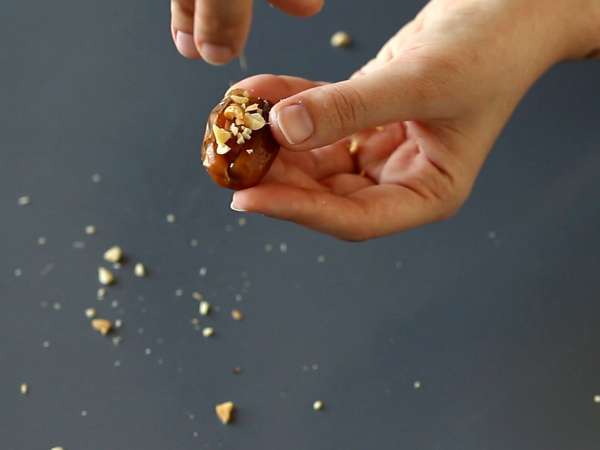 Snickers buatan sendiri: kurma, kacang, dan cokelat - camilan sehat tanpa tambahan gula - Persiapan langkah 3