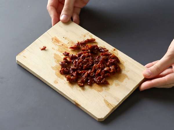 Pasta dingin dengan pesto cukini, mozzarella kerbau, dan tomat yang dijemur - Persiapan langkah 3