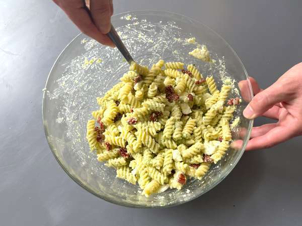 Pasta dingin dengan pesto cukini, mozzarella kerbau, dan tomat yang dijemur - Persiapan langkah 4
