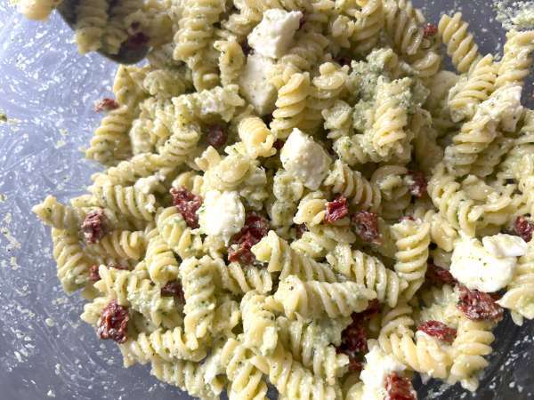 Pasta dingin dengan pesto cukini, mozzarella kerbau, dan tomat yang dijemur - Persiapan langkah 5