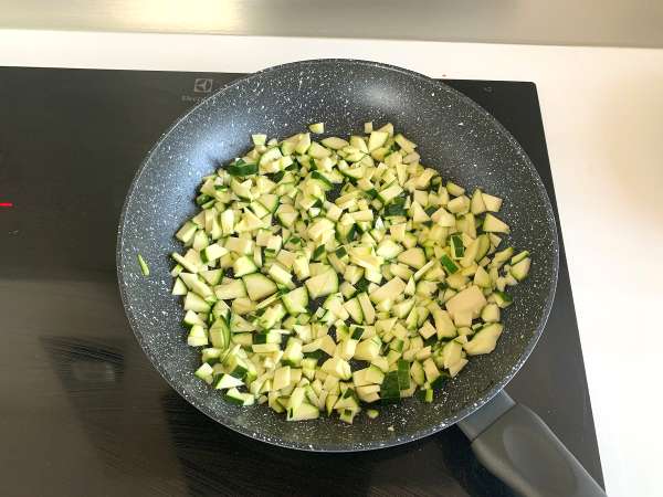 Pasta krim dengan cukini, resep yang enak dan sangat cepat - Persiapan langkah 2