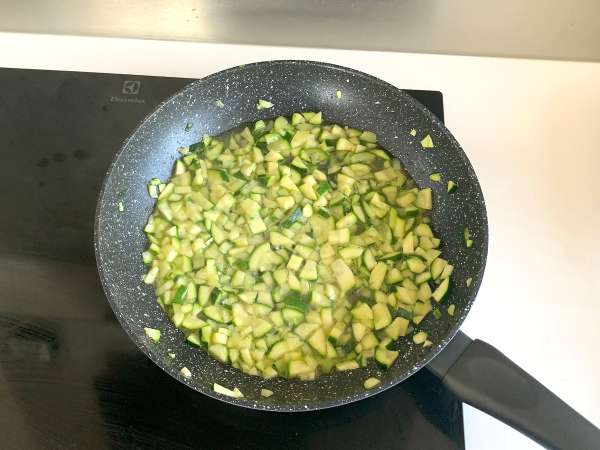 Pasta krim dengan cukini, resep yang enak dan sangat cepat - Persiapan langkah 3