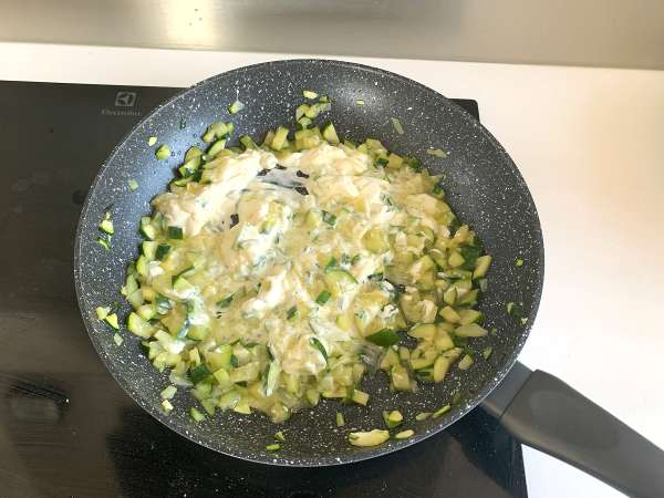 Pasta krim dengan cukini, resep yang enak dan sangat cepat - Persiapan langkah 4