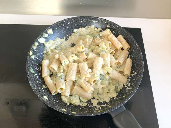 Pasta krim dengan cukini, resep yang enak dan sangat cepat - Persiapan langkah 5