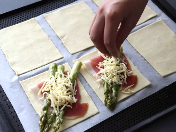 Asparagus, ham, dan kue-kue keju yang meleleh - Persiapan langkah 4