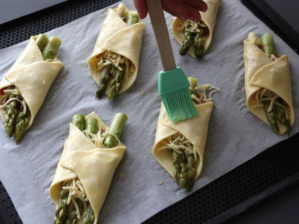 Asparagus, ham, dan kue-kue keju yang meleleh - Persiapan langkah 5