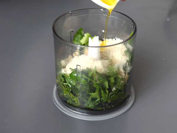 Pesto peterseli dan kacang tanah, sebuah ledakan rasa - Persiapan langkah 2