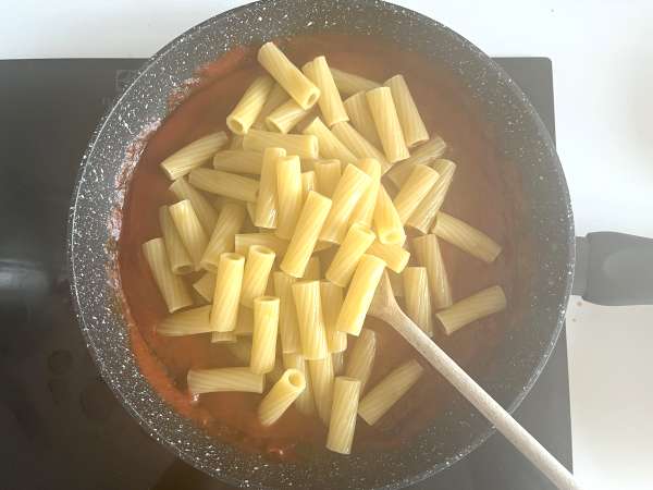 Pasta Siciliana dengan terong, versi yang mudah dan ringan - Pasta alla Norma - Persiapan langkah 6