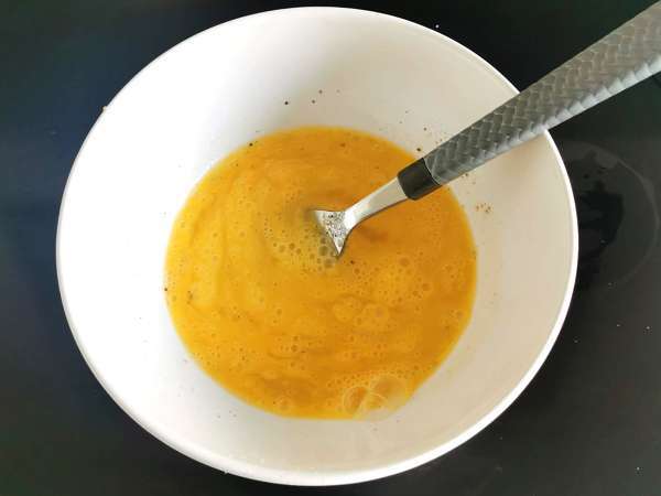 Omelet keju, resep cepat saji yang siap dalam 5 menit! - Persiapan langkah 2