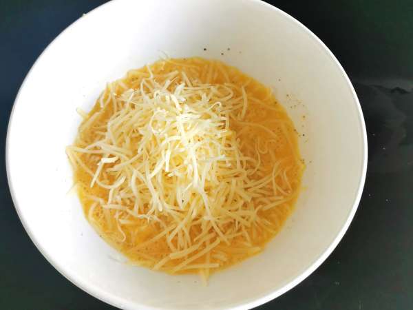 Omelet keju, resep cepat saji yang siap dalam 5 menit! - Persiapan langkah 3