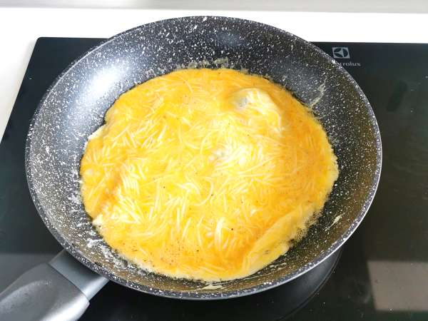 Omelet keju, resep cepat saji yang siap dalam 5 menit! - Persiapan langkah 5